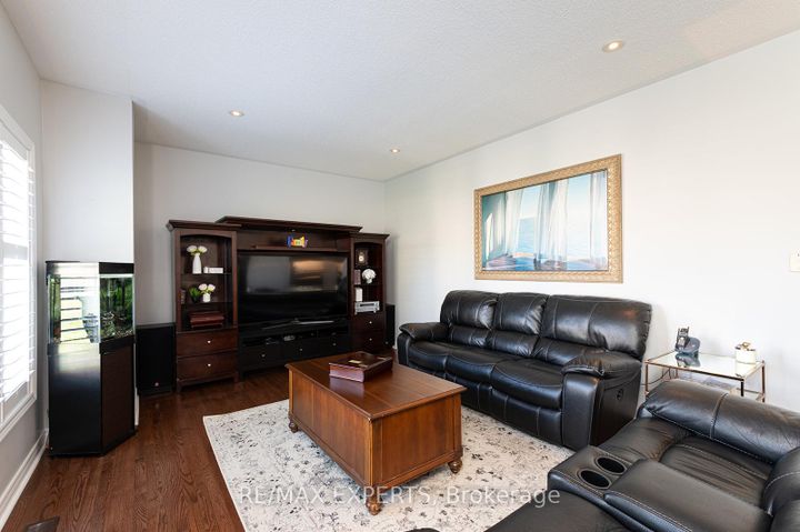 Photo 16 at 34 Laurentide Crescent, Vales of Castlemore North, Brampton