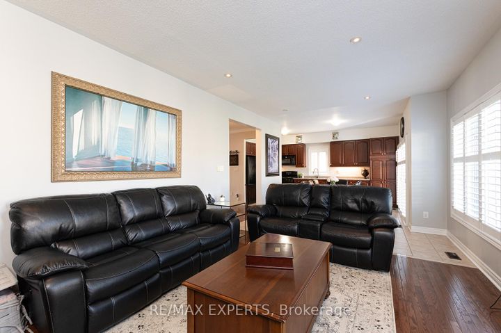 Photo 17 at 34 Laurentide Crescent, Vales of Castlemore North, Brampton