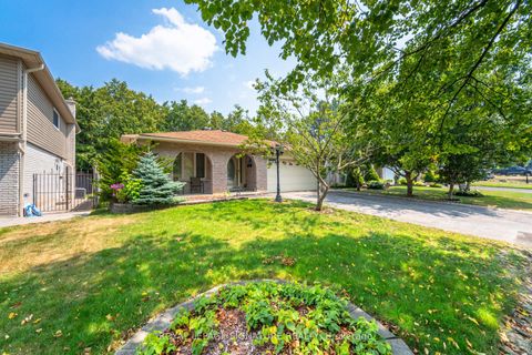 Photo 2 at 574 Antigua Crescent, Northglen, Oshawa