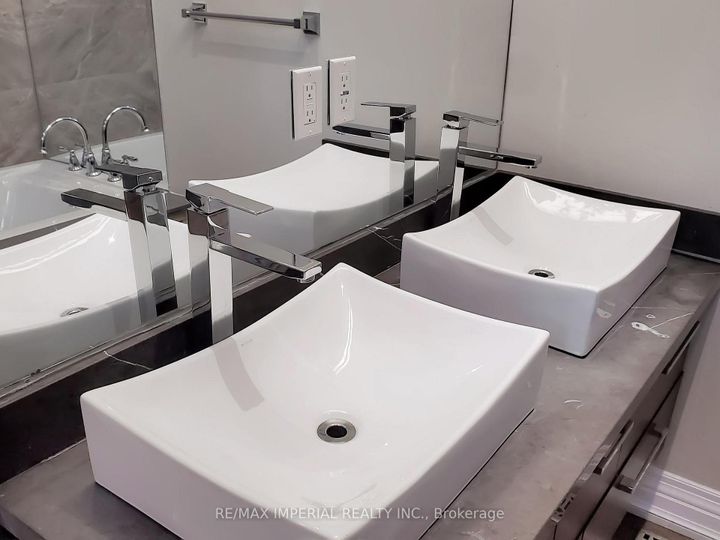 Photo 21 at 35 Waddington Crescent, Don Valley Village, Toronto