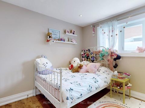 Photo 9 at 35 Waddington Crescent, Don Valley Village, Toronto