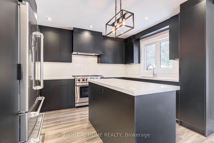 Photo 4 at 4212 Credit Pointe Drive, East Credit, Mississauga