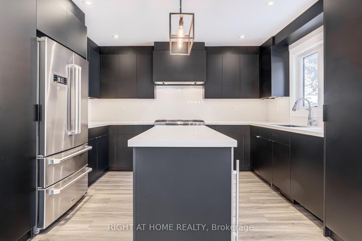 Photo 5 at 4212 Credit Pointe Drive, East Credit, Mississauga