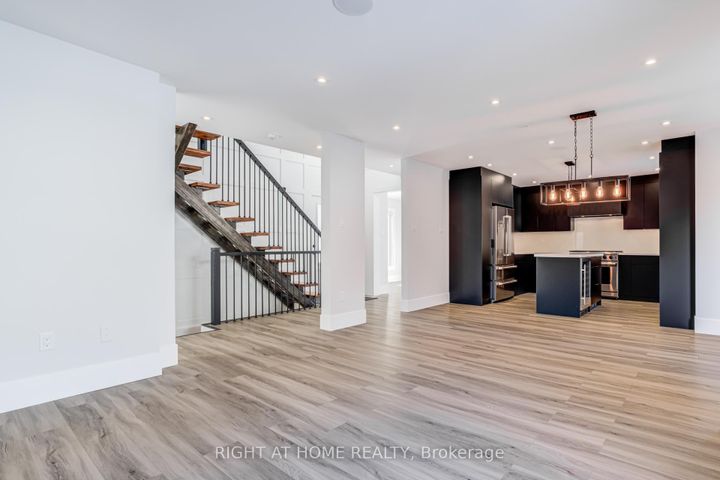 Photo 7 at 4212 Credit Pointe Drive, East Credit, Mississauga