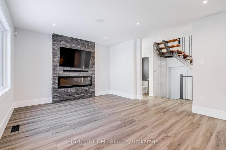 Photo 8 at 4212 Credit Pointe Drive, East Credit, Mississauga