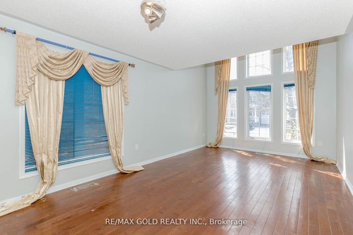 Photo 4 at 6 Wonder Way, Vales of Castlemore, Brampton