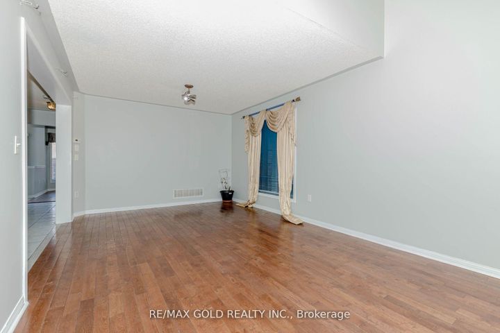 Photo 6 at 6 Wonder Way, Vales of Castlemore, Brampton