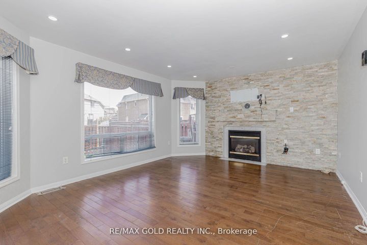 Photo 7 at 6 Wonder Way, Vales of Castlemore, Brampton