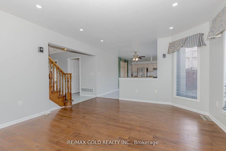 Photo 8 at 6 Wonder Way, Vales of Castlemore, Brampton