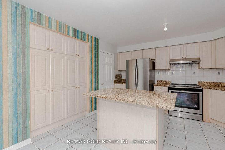 Photo 11 at 6 Wonder Way, Vales of Castlemore, Brampton