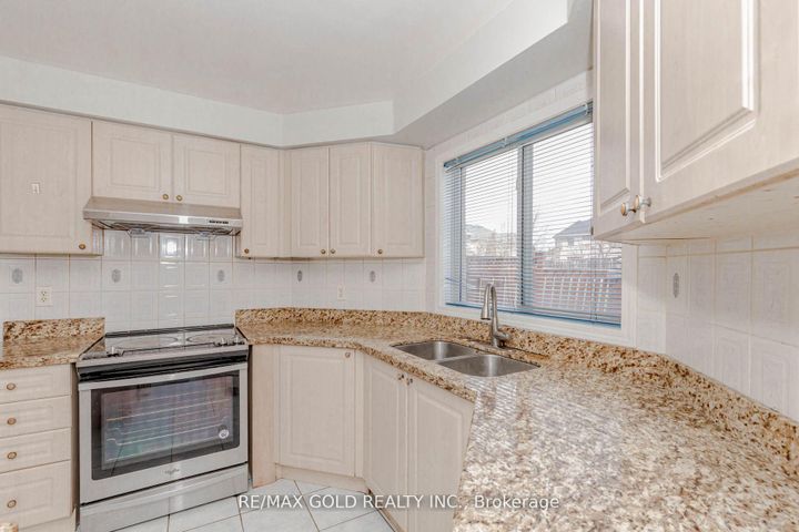 Photo 12 at 6 Wonder Way, Vales of Castlemore, Brampton