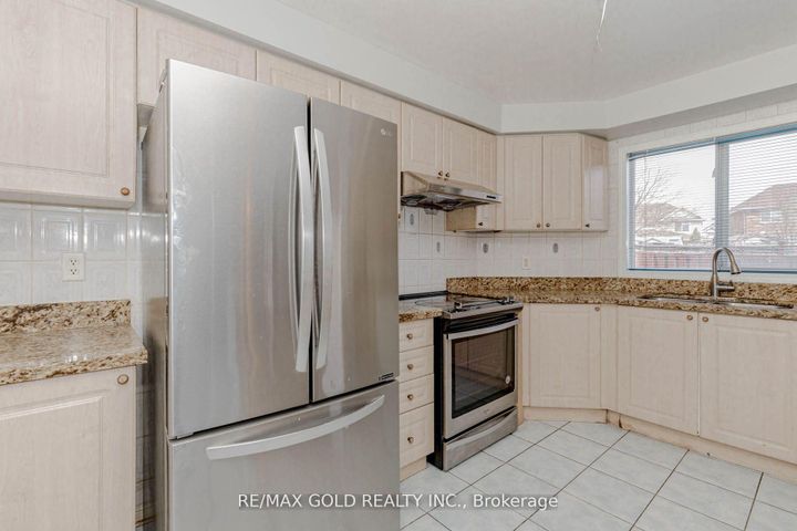 Photo 13 at 6 Wonder Way, Vales of Castlemore, Brampton