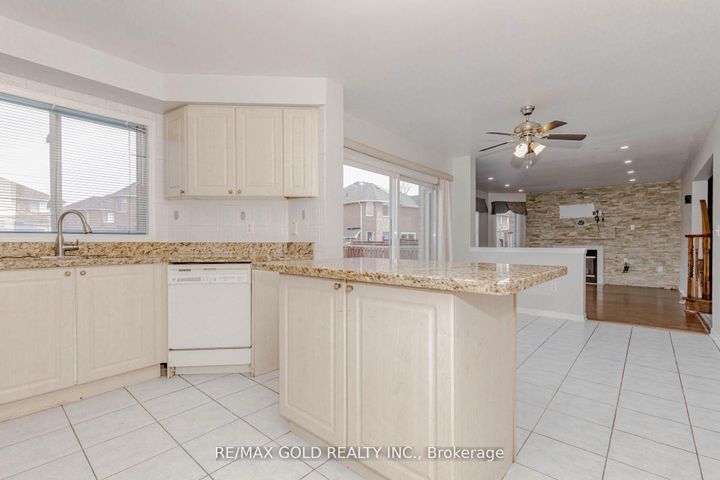 Photo 15 at 6 Wonder Way, Vales of Castlemore, Brampton