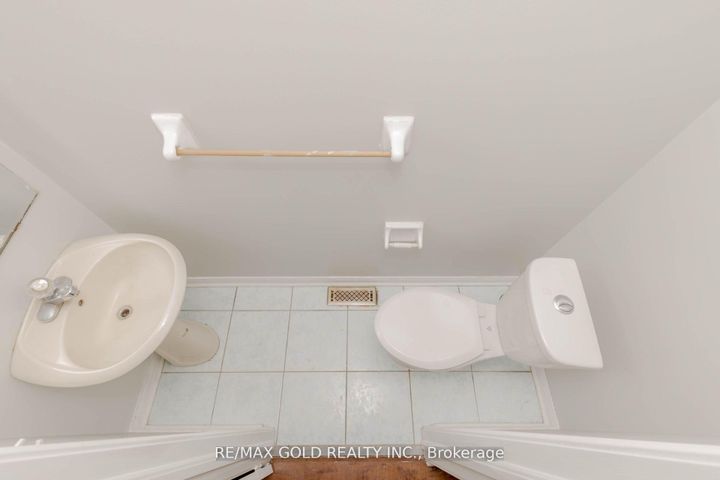 Photo 16 at 6 Wonder Way, Vales of Castlemore, Brampton