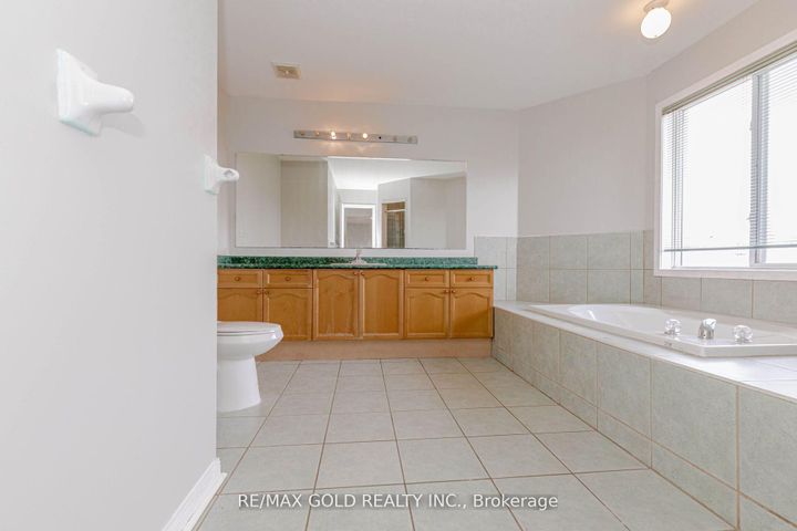 Photo 24 at 6 Wonder Way, Vales of Castlemore, Brampton