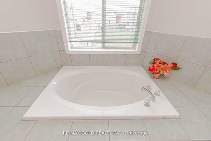 Photo 26 at 6 Wonder Way, Vales of Castlemore, Brampton