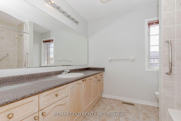 Photo 36 at 6 Wonder Way, Vales of Castlemore, Brampton