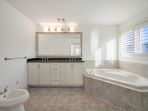 Photo 21 at 172 Kingsview Drive, Vellore Village, Vaughan