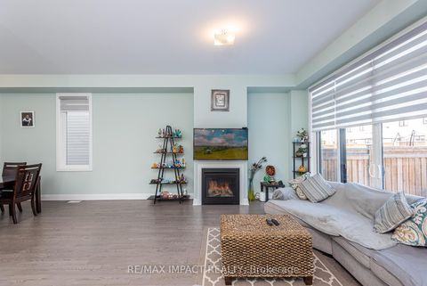 Photo 12 at 11 Larkin Lane, Bowmanville, Clarington