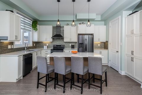 Photo 18 at 11 Larkin Lane, Bowmanville, Clarington