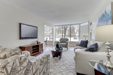 Photo 3 at 115 - 14924 Yonge Street, Aurora Highlands, Aurora
