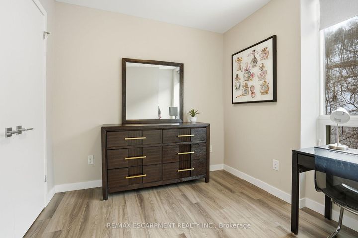 Photo 16 at 308 - 455 Charlton Avenue, Stinson, Hamilton