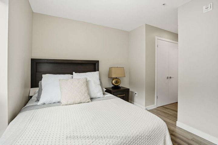 Photo 19 at 308 - 455 Charlton Avenue, Stinson, Hamilton