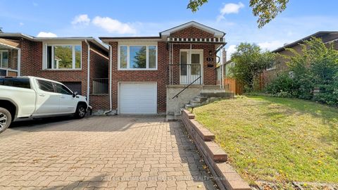 Photo 1 at 15 Thistlewaite Crescent, Malvern West, Toronto