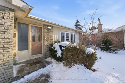Photo 6 at 31 Boundy Crescent, L'Amoreaux, Toronto