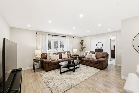 Photo 10 at 31 Boundy Crescent, L'Amoreaux, Toronto