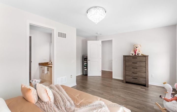 Photo 33 at 95 Selby Crescent, Bradford, Bradford West Gwillimbury