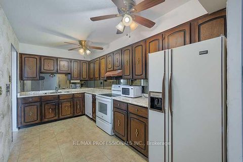 Photo 15 at D13 - 288 Mill Road, Markland Wood, Toronto