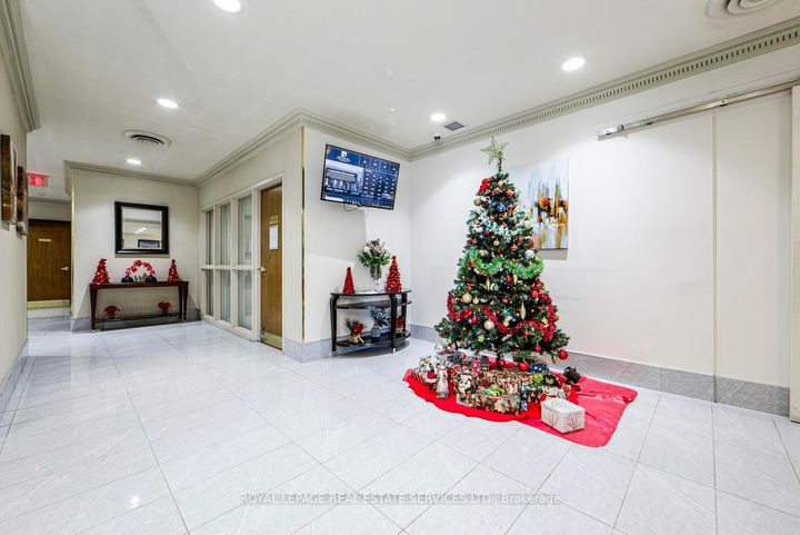 Photo 3 at 901 - 1700 Eglinton Avenue E, Victoria Village, Toronto