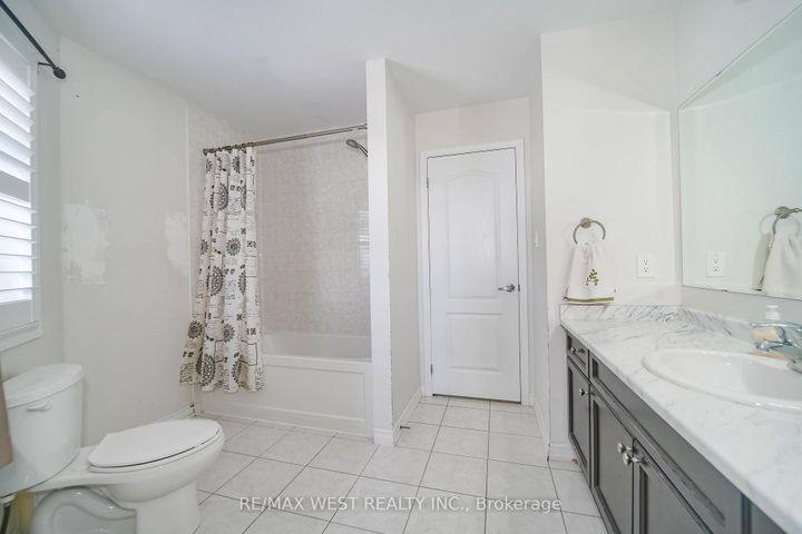 Photo 6 at 110 Tysonville Circle, Northwest Brampton, Brampton