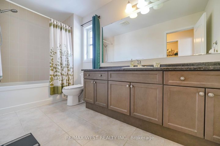 Photo 9 at 110 Tysonville Circle, Northwest Brampton, Brampton