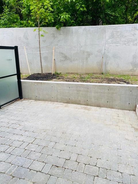 Photo 11 at 102 - 110 Canon Jackson Drive, Amesbury, Toronto