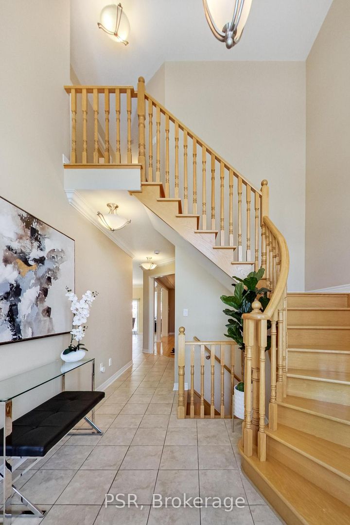 Photo 4 at 9 White Beach Crescent, Patterson, Vaughan