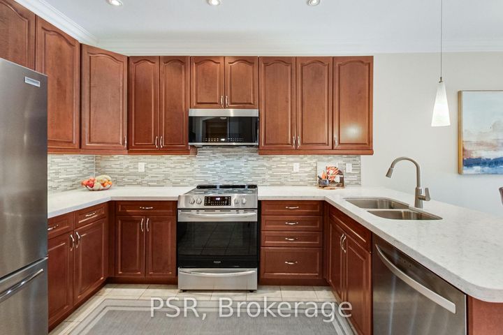 Photo 14 at 9 White Beach Crescent, Patterson, Vaughan