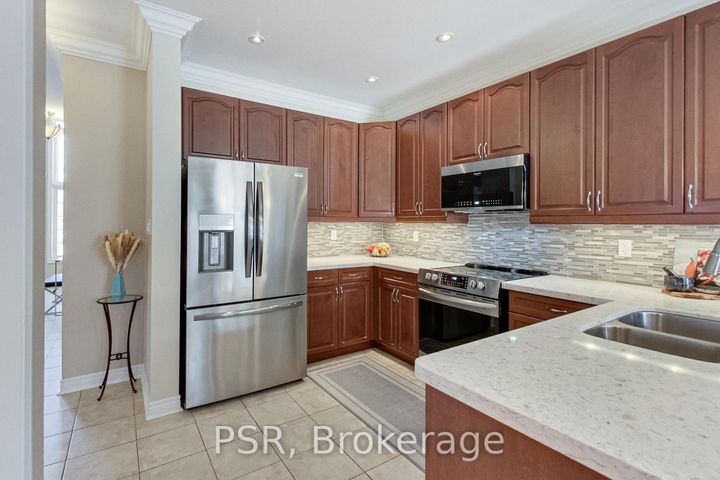 Photo 15 at 9 White Beach Crescent, Patterson, Vaughan
