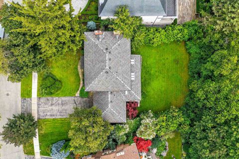 Photo 2 at 11 Tudor Gate, York Mills, Toronto