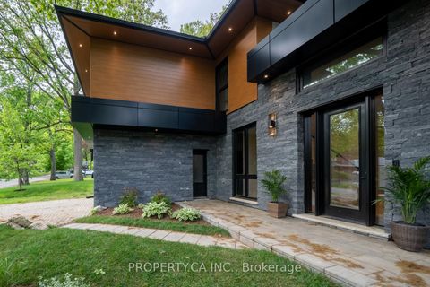 Photo 3 at 58 Farningham Crescent, Rosethorn, Toronto