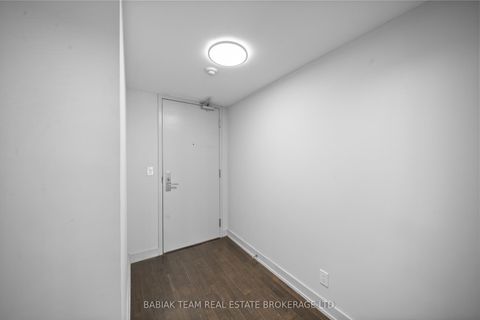 Photo 2 at 632 - 21 Nelson Street, Waterfront Communities C1, Toronto