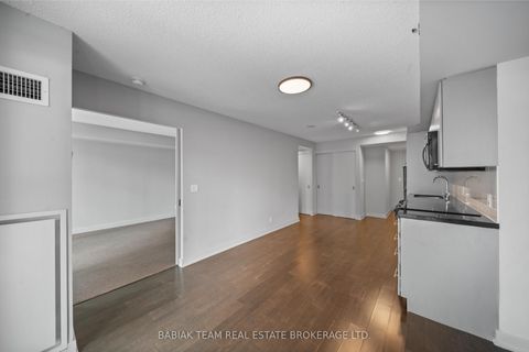 Photo 9 at 632 - 21 Nelson Street, Waterfront Communities C1, Toronto