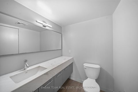 Photo 14 at 632 - 21 Nelson Street, Waterfront Communities C1, Toronto