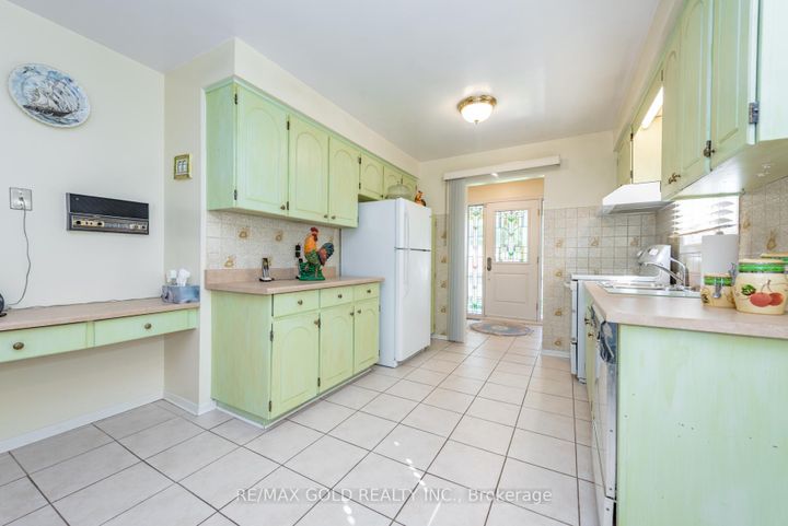 Photo 9 at 64 Malcolm Crescent, Central Park, Brampton