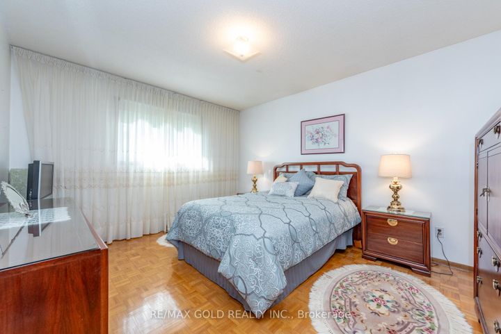 Photo 14 at 64 Malcolm Crescent, Central Park, Brampton