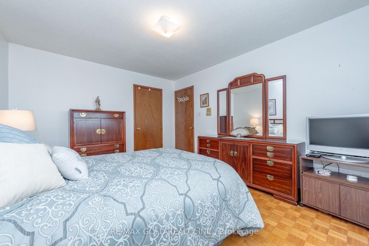 Photo 15 at 64 Malcolm Crescent, Central Park, Brampton