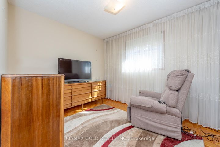 Photo 18 at 64 Malcolm Crescent, Central Park, Brampton