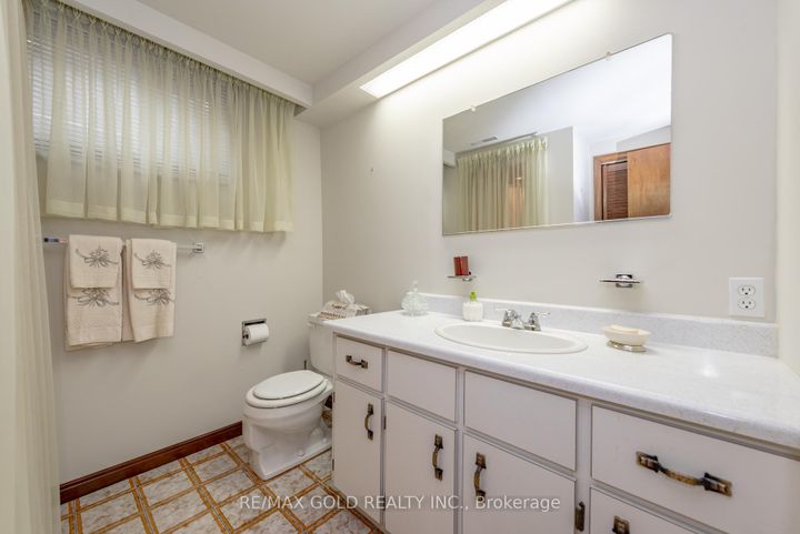 Photo 24 at 64 Malcolm Crescent, Central Park, Brampton