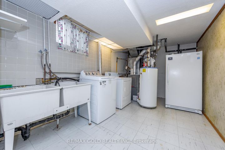 Photo 31 at 64 Malcolm Crescent, Central Park, Brampton